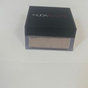 Hues Beauty Banana Bread loose powder